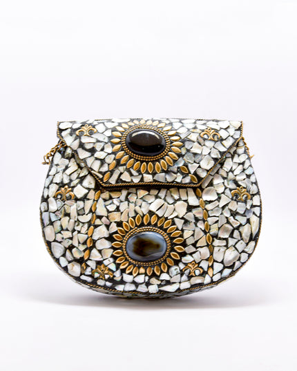 Minaudière Joya “Noor” — Latón y Mosaico de Nácar