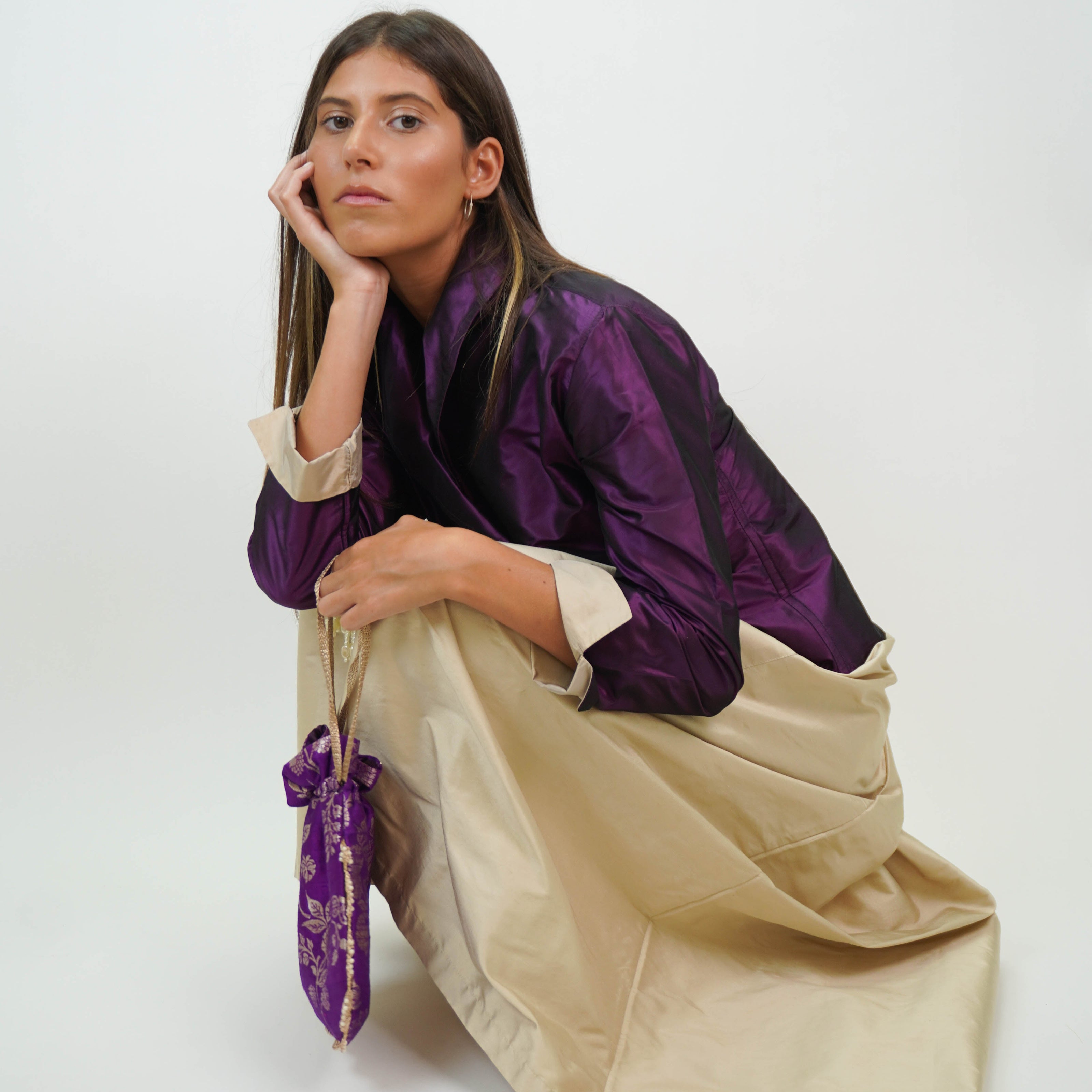Chaqueta Bicolor de Shantung de Seda – Elegancia y Distinción