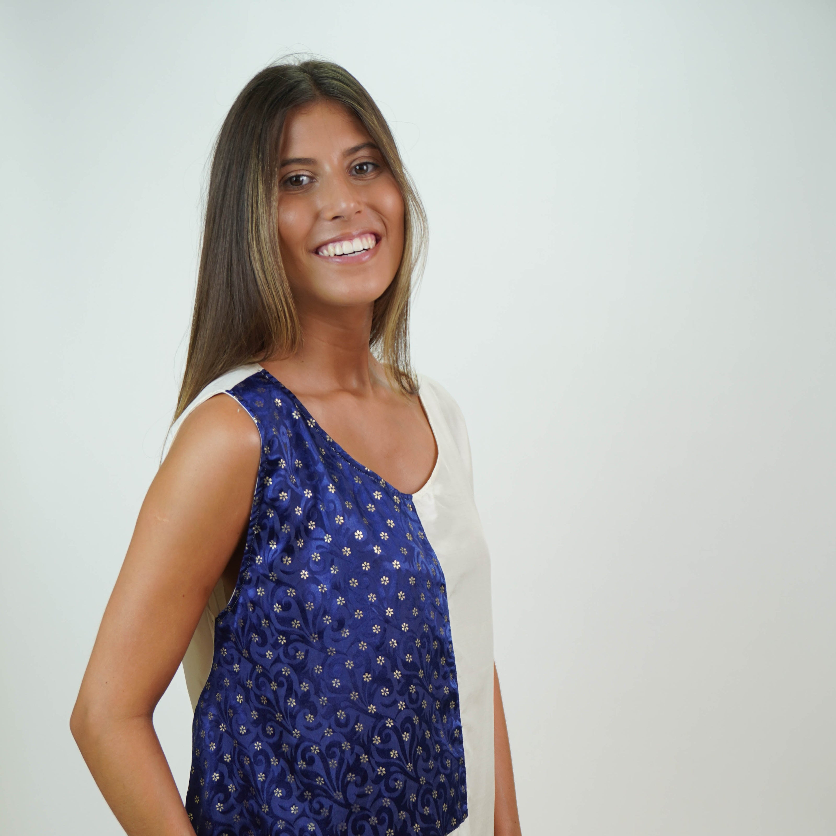 Vestido Largo de Seda Natural Off White Combinado – Elegancia sin Esfuerzo