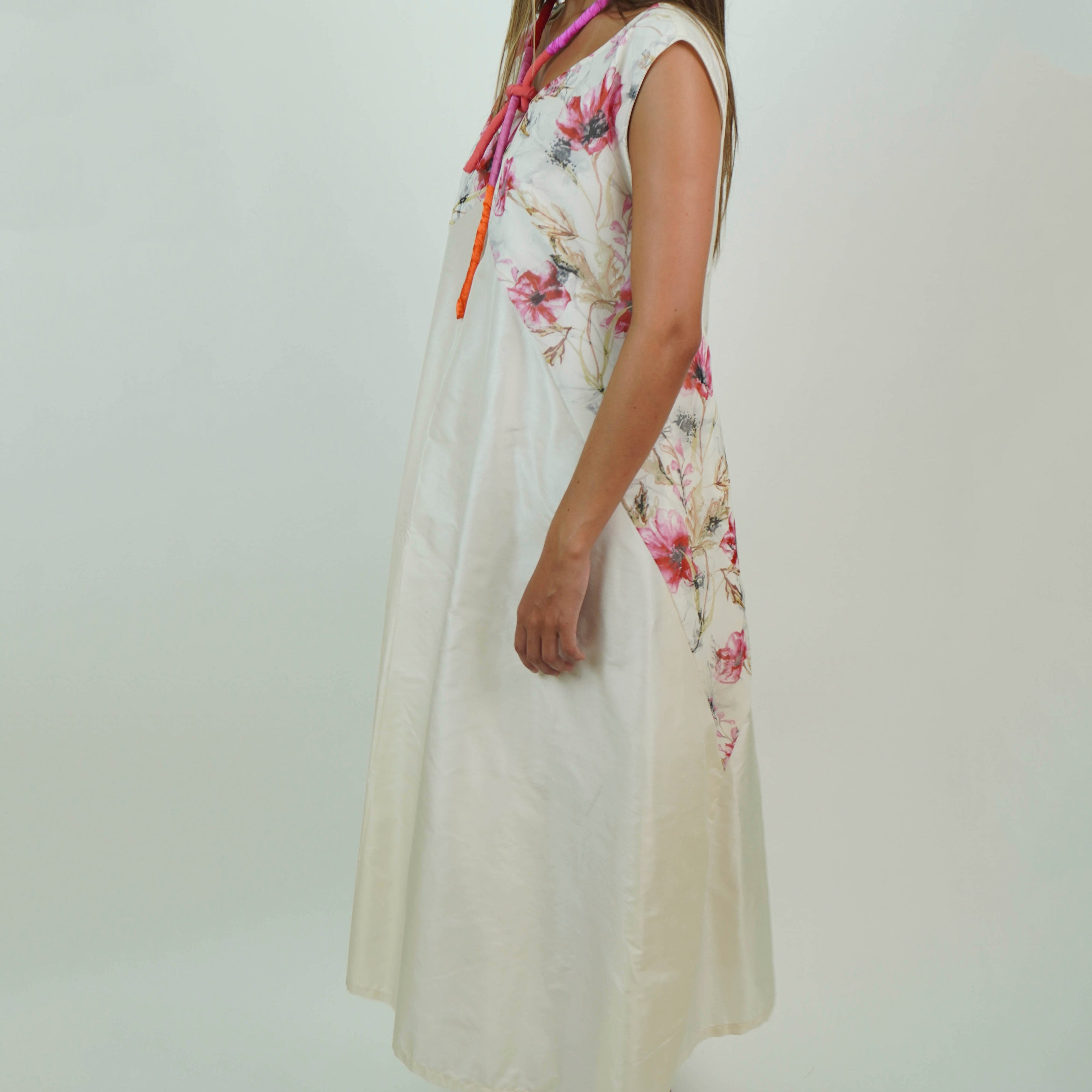 Vestido de Seda Natural con Recorte Estampado – Edición Limitada