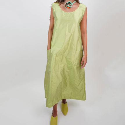 Vestido de Shantung de Seda Natural con Collar Artesanal – Edición Limitada