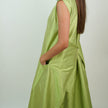 Vestido de Shantung de Seda Natural con Collar Artesanal – Edición Limitada