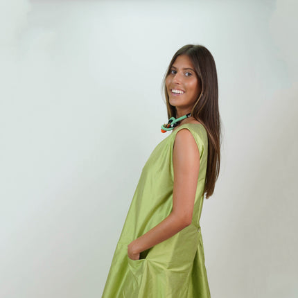 Vestido de Shantung de Seda Natural con Collar Artesanal – Edición Limitada