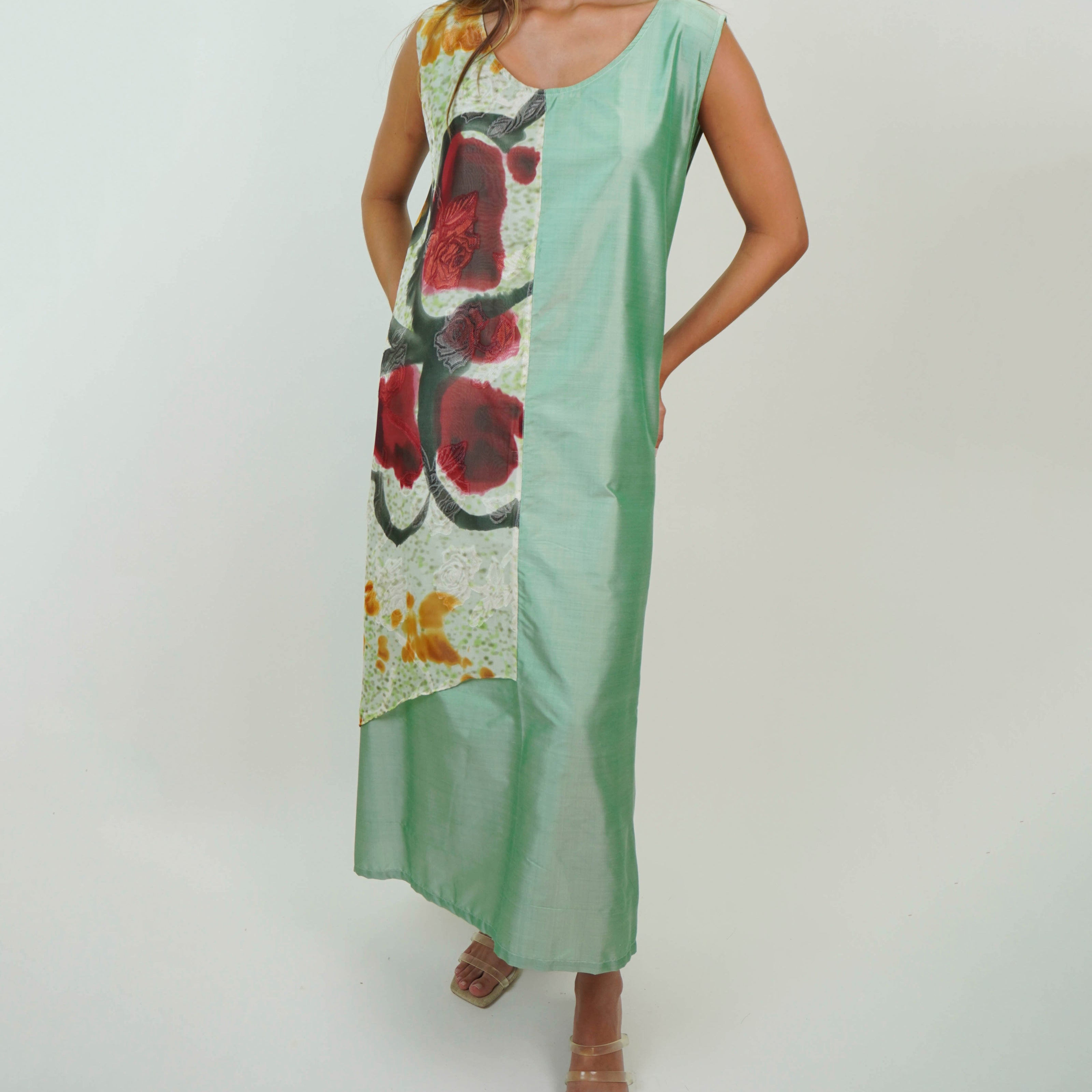 Vestido de Shantung de Seda con Recortes Estampados – Elegancia y Exclusividad en Cada Detalle