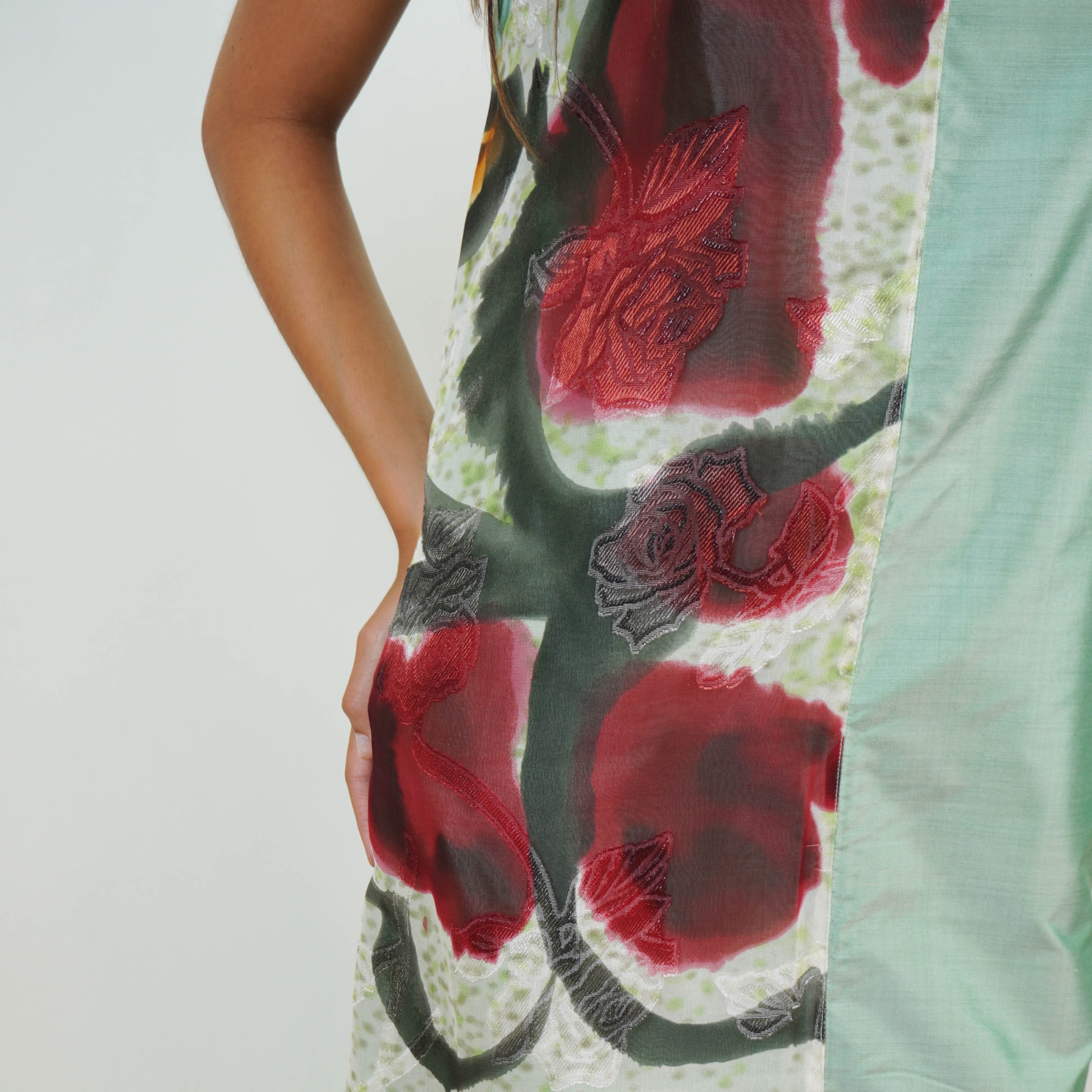 Vestido de Shantung de Seda con Recortes Estampados – Elegancia y Exclusividad en Cada Detalle