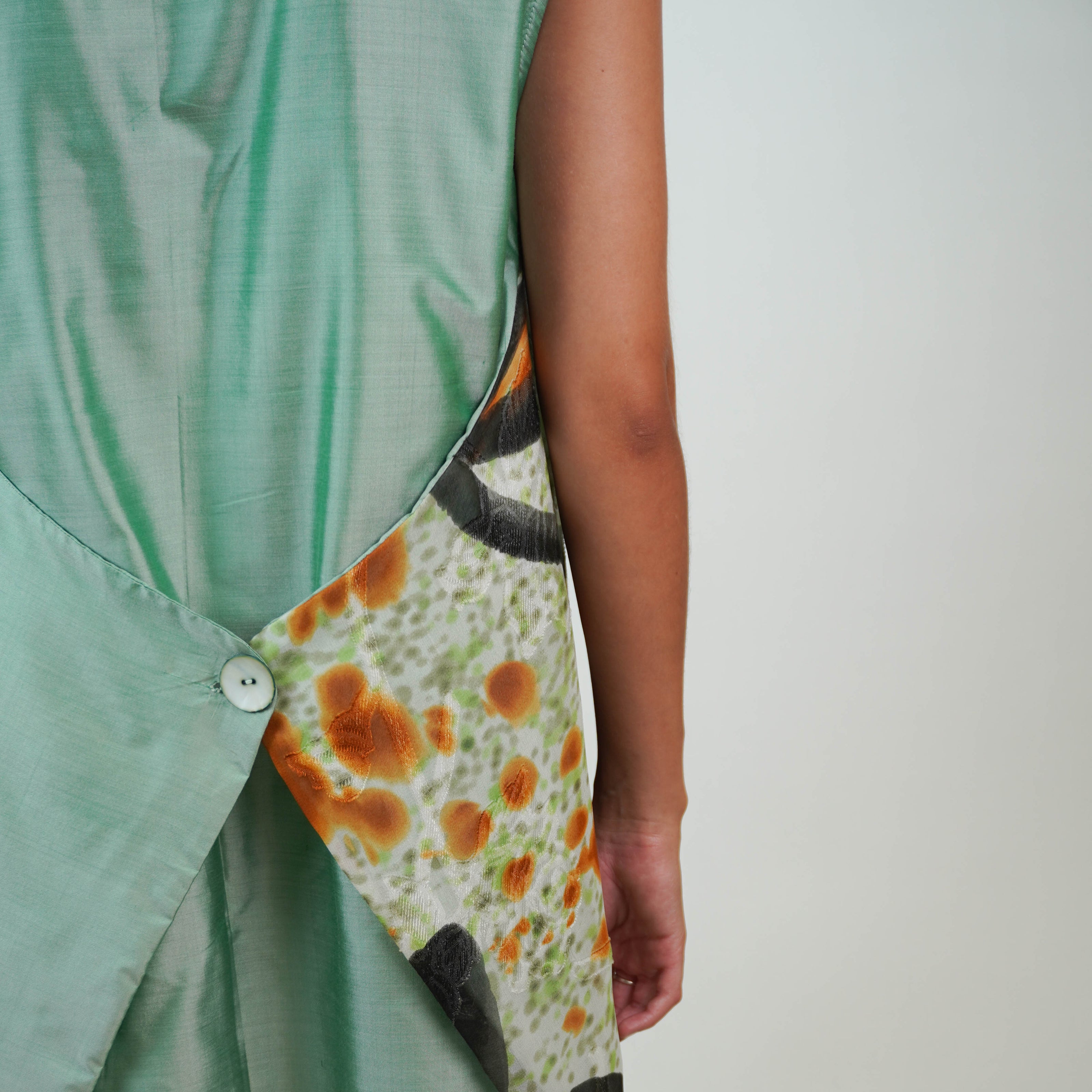 Vestido de Shantung de Seda con Recortes Estampados – Elegancia y Exclusividad en Cada Detalle