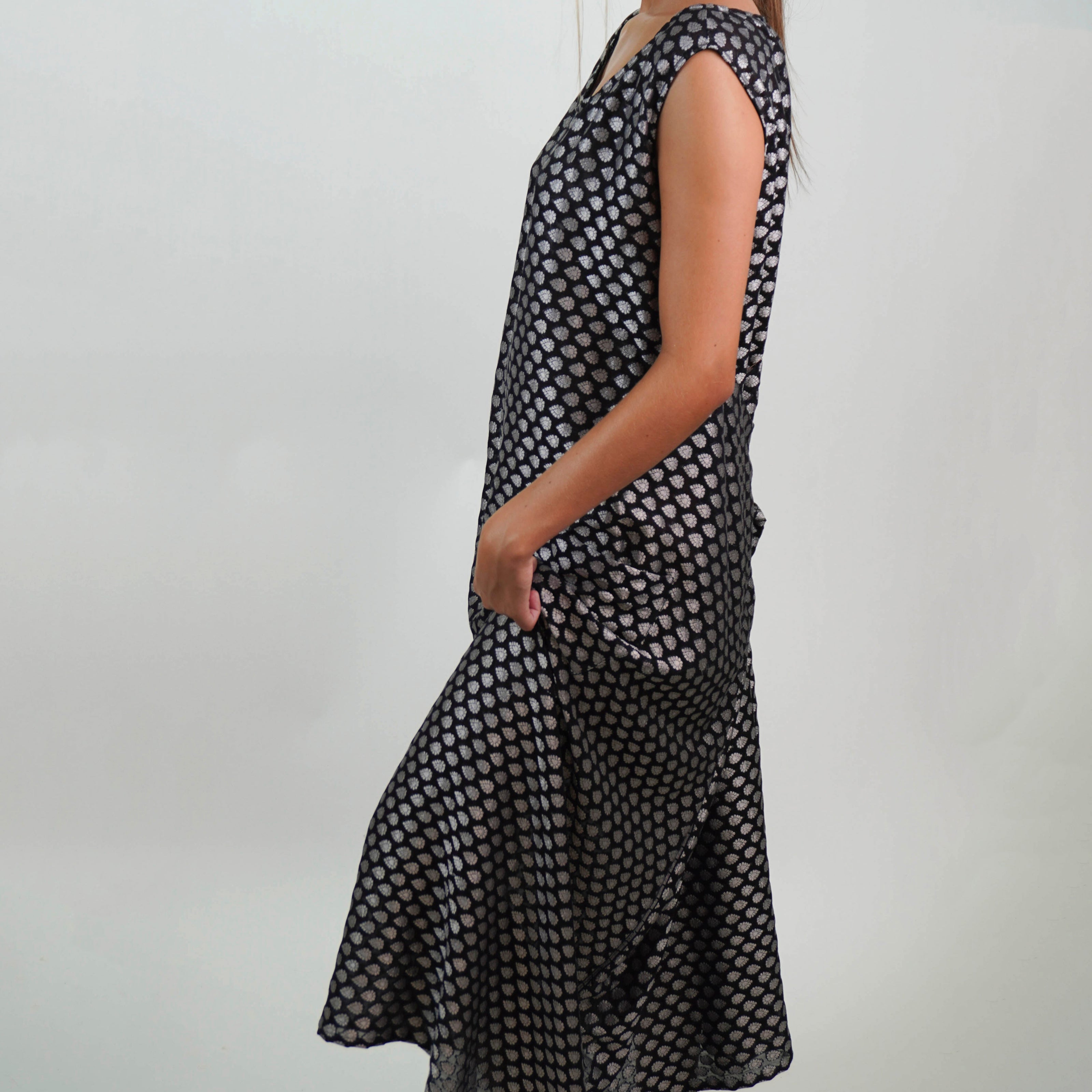 Túnica de Seda Natural Estampada Negro Plata – Sofisticación Artesanal con Sello de India