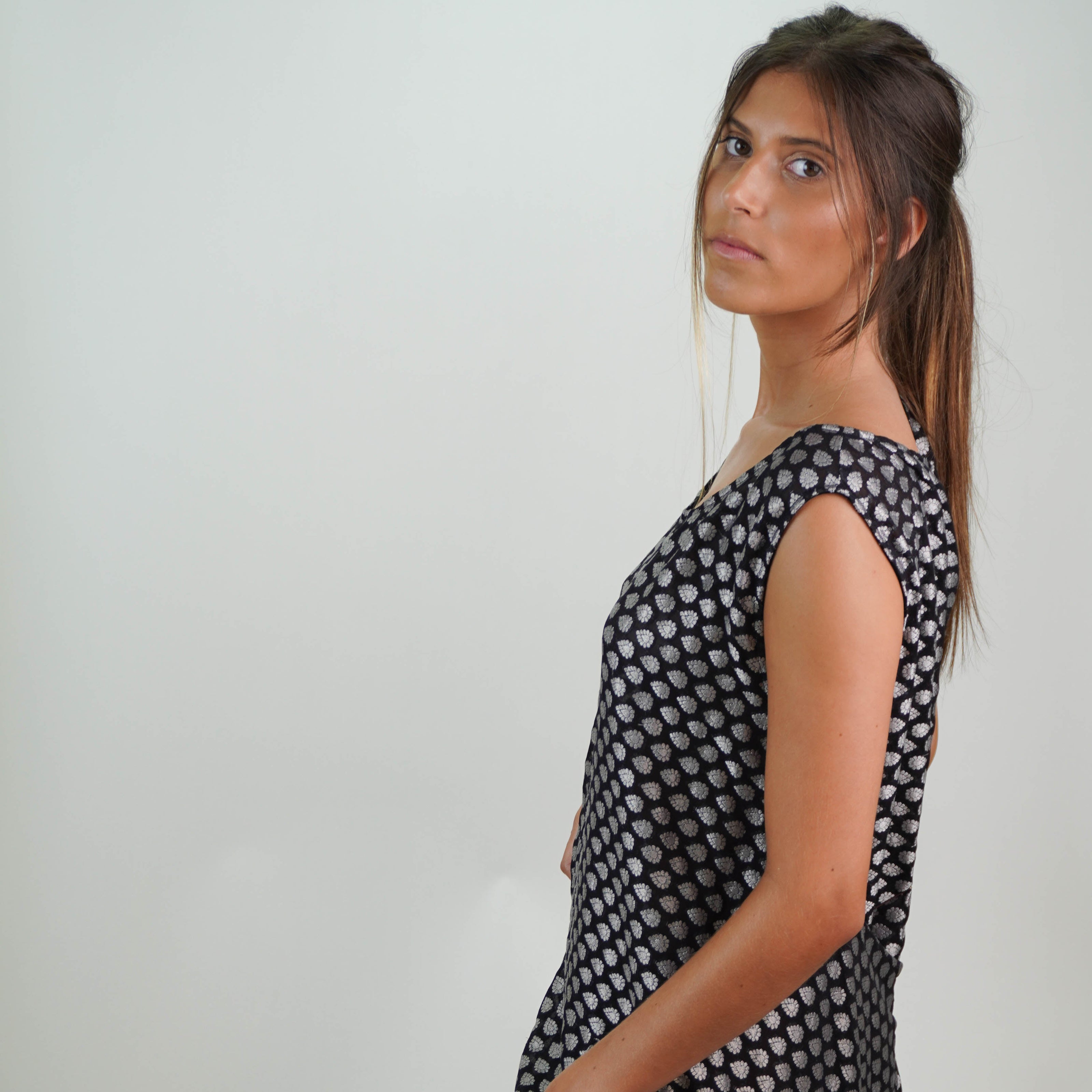 Túnica de Seda Natural Estampada Negro Plata – Sofisticación Artesanal con Sello de India