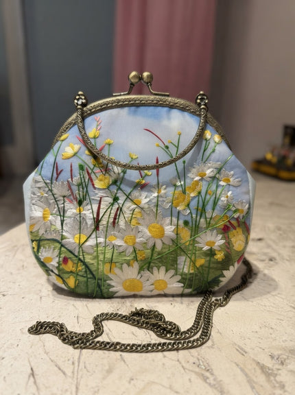 Cartera de seda bordada a mano — Jardín de Margaritas