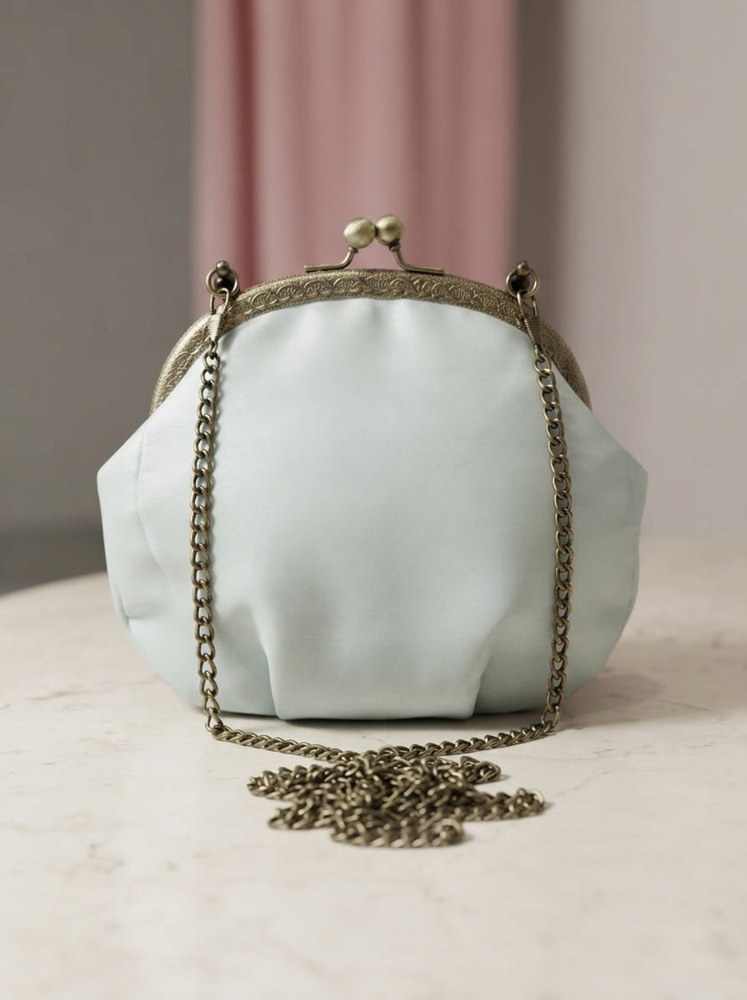 Cartera de seda bordada a mano — Jardín de Margaritas